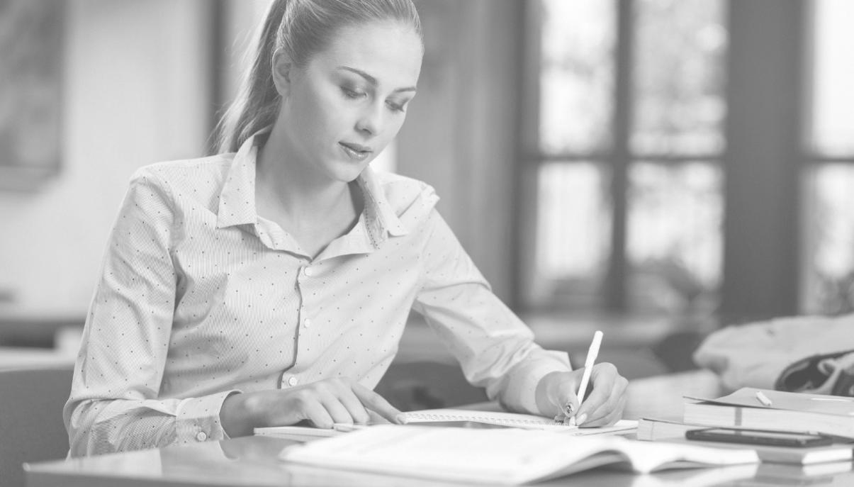 Session de planification budgétaire avec documents financiers et analyses